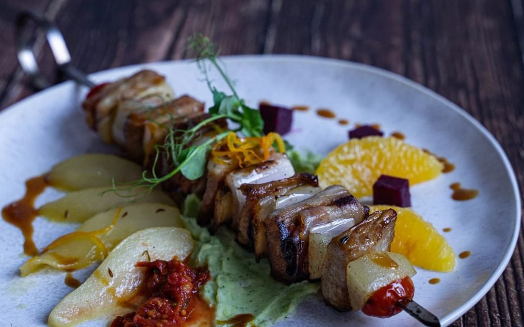 Papada Spieße in Orangen-Kümmel-Butter mit Meerrettich-Birnen